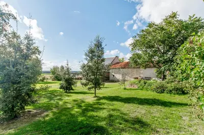 Jardin de l'établissement Maison spacieuse à Assay avec jardin et cheminée