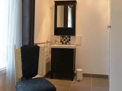 Salle de bains dans l'établissement Château exceptionnel avec piscine privée, spa & WiFi - FR-1-381-410