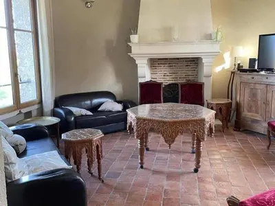 Coin salon dans l'établissement Château exceptionnel avec piscine privée, spa & WiFi - FR-1-381-410