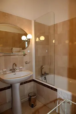Salle de bains dans l'établissement Chateau de la Rozelle