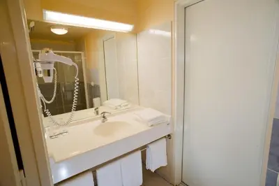 Salle de bains dans l'établissement ACE Hôtel Travel Athée sur Cher - A85 Aire du Val de Cher