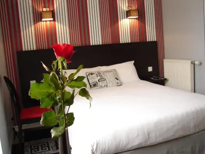 Un ou plusieurs lits dans un hébergement de l'établissement Logis Hotel - Le Charleston