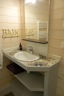 Salle de bains dans l'établissement Maisonnette indépendante