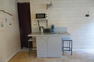 Cuisine ou kitchenette dans l'établissement Maisonnette indépendante