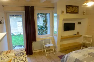 Télévision ou salle de divertissement dans l'établissement Maisonnette indépendante