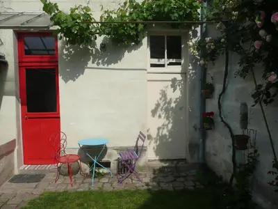 Jardin de l'établissement Cosy Flat 2 eme étage vue château Loire à velo
