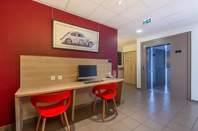 Télévision ou salle de divertissement dans l'établissement Ace Hôtel Le Mans