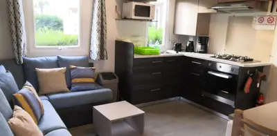 Cuisine ou kitchenette dans l'établissement Bungalow charmant à Onzain avec vue sur jardin