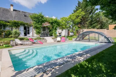Piscine de l'établissement Au Coeur du Bien-Etre, chalet avec piscine chauffée et couverte, SPA, sauna, massages ou située à proximité