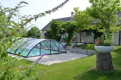 Piscine de l'établissement Au Coeur du Bien-Etre, chalet avec piscine chauffée et couverte, SPA, sauna, massages ou située à proximité