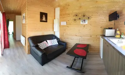 Cuisine ou kitchenette dans l'établissement Au Coeur du Bien-Etre, chalet avec piscine chauffée et couverte, SPA, sauna, massages