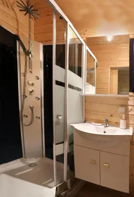 Salle de bains dans l'établissement Au Coeur du Bien-Etre, chalet avec piscine chauffée et couverte, SPA, sauna, massages