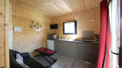 Cuisine ou kitchenette dans l'établissement Au Coeur du Bien-Etre, chalet avec piscine chauffée et couverte, SPA, sauna, massages