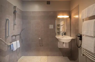 Salle de bains dans l'établissement Hôtel de Biencourt