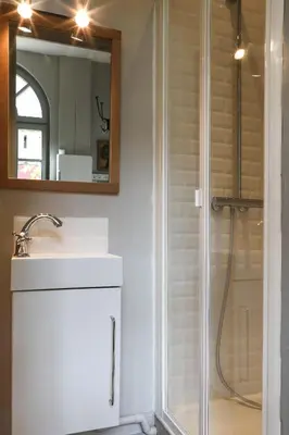 Salle de bains dans l'établissement Gîte des Ecuries d'Hodebert
