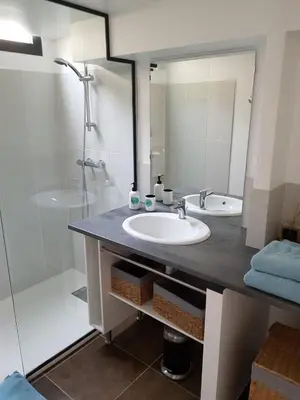 Salle de bains dans l'établissement L'Arbre