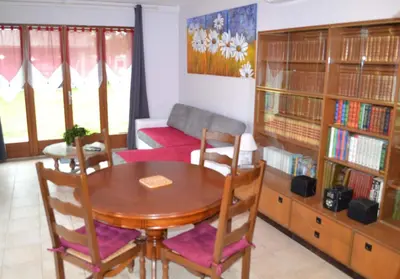 Bibliothèque dans la maison de vacances