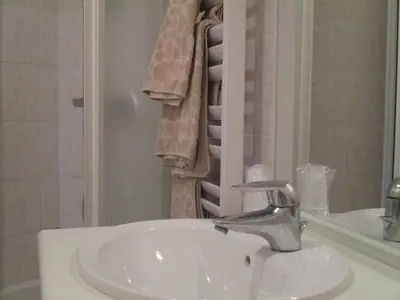Salle de bains dans l'établissement Auberge 