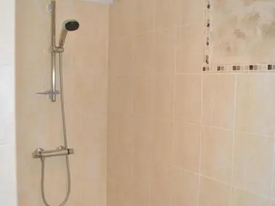 Salle de bains dans l'établissement Maison 18e siècle à Azay-le-Rideau, jardin, wifi, proche nature - FR-1-381-20