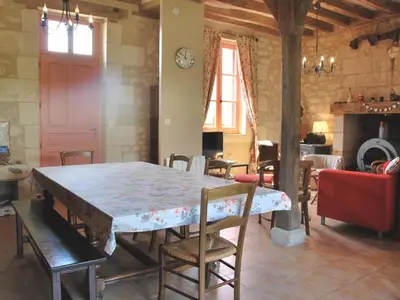 Coin salon dans l'établissement Gîte Tourangeau près de Loches avec Cheminée et Jardin - FR-1-381-40
