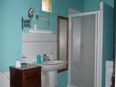 Salle de bains dans l'établissement Gîte Tourangeau près de Loches avec Cheminée et Jardin - FR-1-381-40