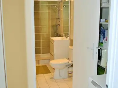 Salle de bains dans l'établissement Charmant gîte en Touraine avec jardin privatif, idéal pour couple, proche des châteaux - FR-1-381-50