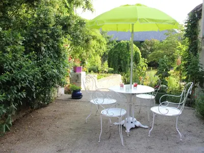 Jardin de l'établissement Gîte rural proche châteaux, animaux bienvenus, grand jardin - FR-1-381-68