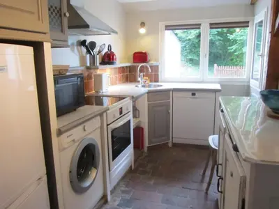 Cuisine ou kitchenette dans l'établissement Gîte charmant près de Tours, jardin clos, idéal pour familles - FR-1-381-95
