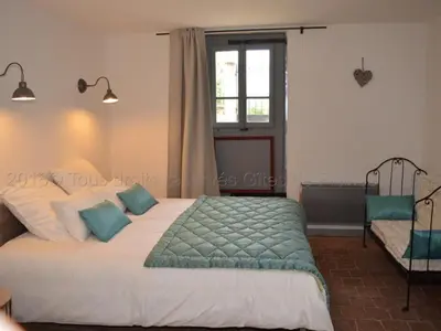 Un ou plusieurs lits dans un hébergement de l'établissement Gîte charmant près de Tours, jardin clos, idéal pour familles - FR-1-381-95