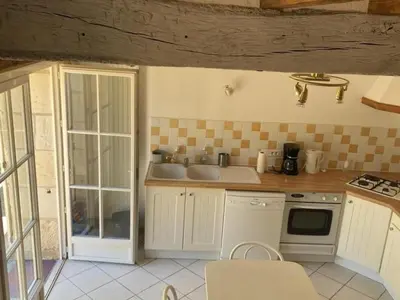 Cuisine ou kitchenette dans l'établissement Le Pressoir de Galisson: Gîte Authentique en Touraine avec Jardin et Wifi - FR-1-381-169