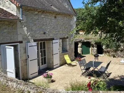Jardin de l'établissement Le Pressoir de Galisson: Gîte Authentique en Touraine avec Jardin et Wifi - FR-1-381-169