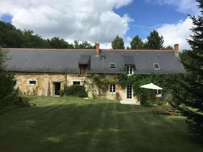Jardin de l'établissement Gîte de charme dans la forêt de Chinon avec jardin clos - FR-1-381-188