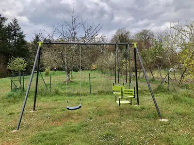 Aire de jeux pour enfants de l'établissement Gîte L'Orée du Bois : Charme Rural & Animaux Admis - FR-1-381-200