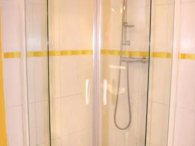 Salle de bains dans l'établissement Maison historique en Touraine proche châteaux avec jardin & WiFi - FR-1-381-220
