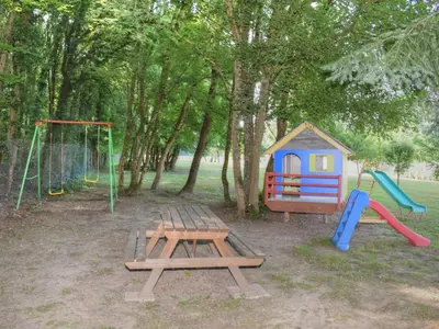 Aire de jeux pour enfants de l'établissement Maison historique en Touraine proche châteaux avec jardin & WiFi - FR-1-381-220