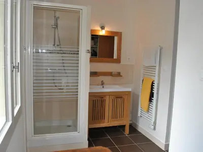 Salle de bains dans l'établissement Maison confortable et lumineuse près de Tours - FR-1-381-230