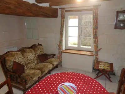Coin salon dans l'établissement Maison tourangelle restaurée, 3 chambres, jardin clos, village viticole, proche loisirs et équipements bébé - FR-1-381-236