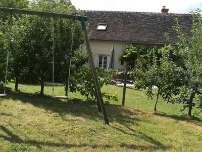 Jardin de l'établissement Gîte authentique à Brizay avec jardin privé et piscine - FR-1-381-238