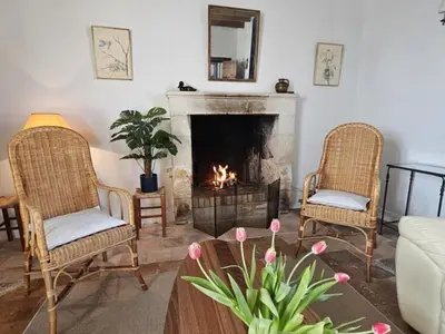 Coin salon dans l'établissement Charmante maison de campagne dans une ferme rénovée - FR-1-381-262