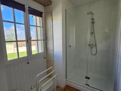 Salle de bains dans l'établissement Charmante maison de campagne dans une ferme rénovée - FR-1-381-262