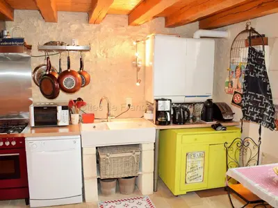 Cuisine ou kitchenette dans l'établissement Gîte de Charme Rénové, Idéal Famille, Centre-Ville, WiFi, Parking Gratuit, Vélo Bienvenue - FR-1-381-268