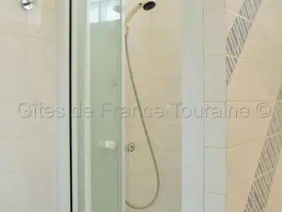 Salle de bains dans l'établissement Gîte calme proche du Château d'Azay-le-Rideau - FR-1-381-279