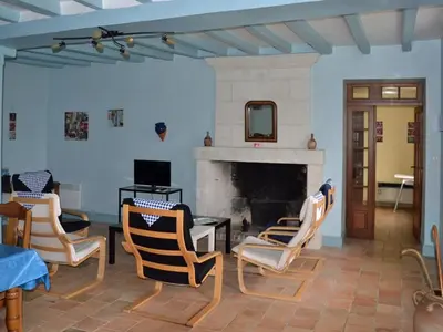 Télévision ou salle de divertissement dans l'établissement Charmante maison en Touraine avec jardin et WIFI - FR-1-381-288