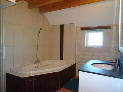 Salle de bains dans l'établissement Gîte de charme avec piscine et sauna en Touraine, proche Châteaux de la Loire et Futuroscope - FR-1-381-323