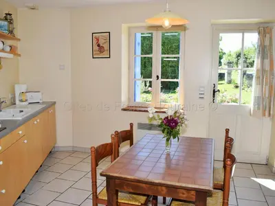 Cuisine ou kitchenette dans l'établissement Charmante maison restaurée avec jardin, fibre optique et tout inclus, proche village pittoresque - FR-1-381-327