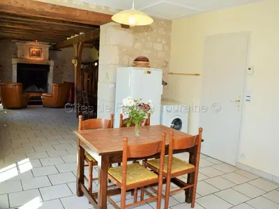 Coin salon dans l'établissement Charmante maison restaurée avec jardin, fibre optique et tout inclus, proche village pittoresque - FR-1-381-327