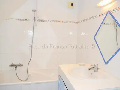 Salle de bains dans l'établissement Charmante maison restaurée avec jardin, fibre optique et tout inclus, proche village pittoresque - FR-1-381-327