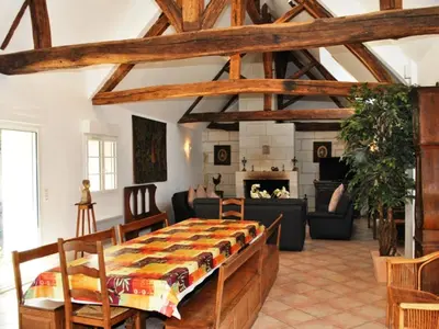 Coin salon dans l'établissement Gîte spacieux proche Tours, idéal pour familles - FR-1-381-359
