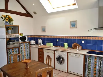 Cuisine ou kitchenette dans l'établissement Gîte spacieux proche Tours, idéal pour familles - FR-1-381-359