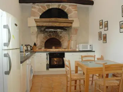 Cuisine ou kitchenette dans l'établissement Charmante demeure du 17e en Touraine avec piscine privative - FR-1-381-368